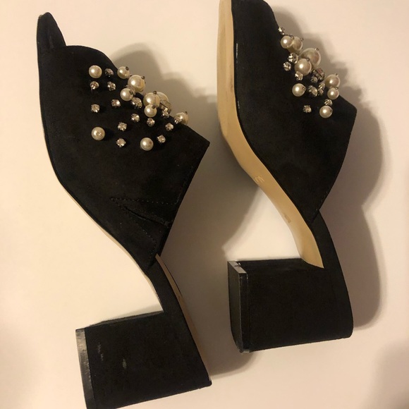 🌸ALDO PEARLS & RHINESTONE SANDALS 🌸ONE OF A KIND - Picture 2 of 9